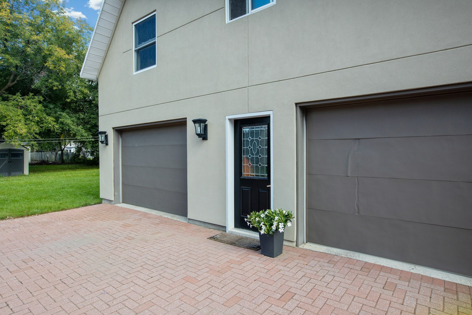 Detached Alliston home with a two-car garage and paved driveway