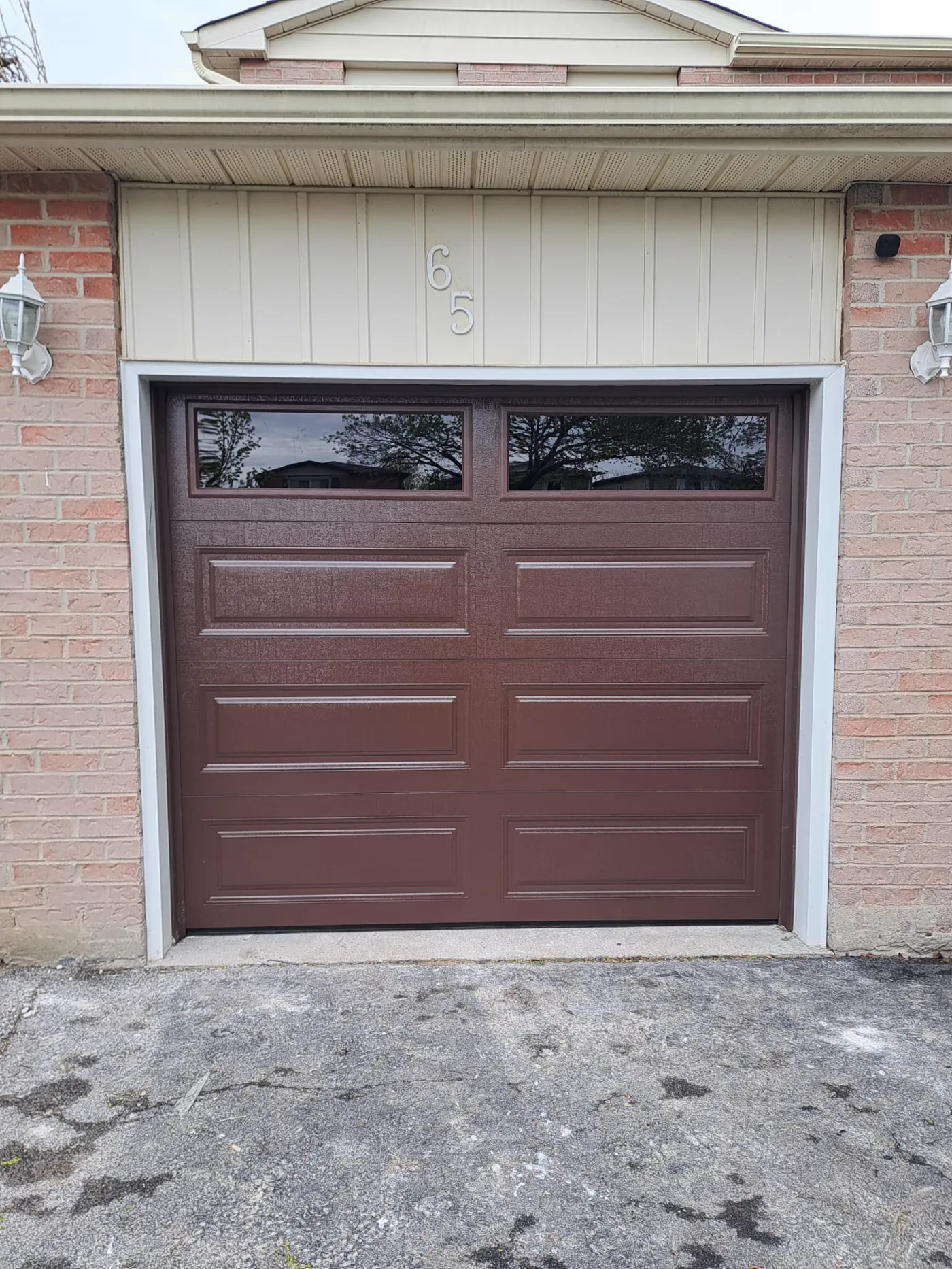 Second RedOak field photo showing garage-door detail near collingwood